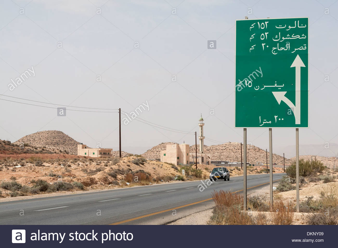 libya-highway-roadsigns-were-only-in-arabic-during-the-qadhafi-era-DKNY09.jpg